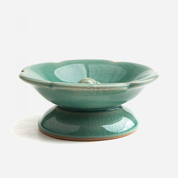 향꽂이-연잎 접시받침 - 넓은 연잎 접시모양을 한 청자 비색이 더욱 아름다운 향꽂이