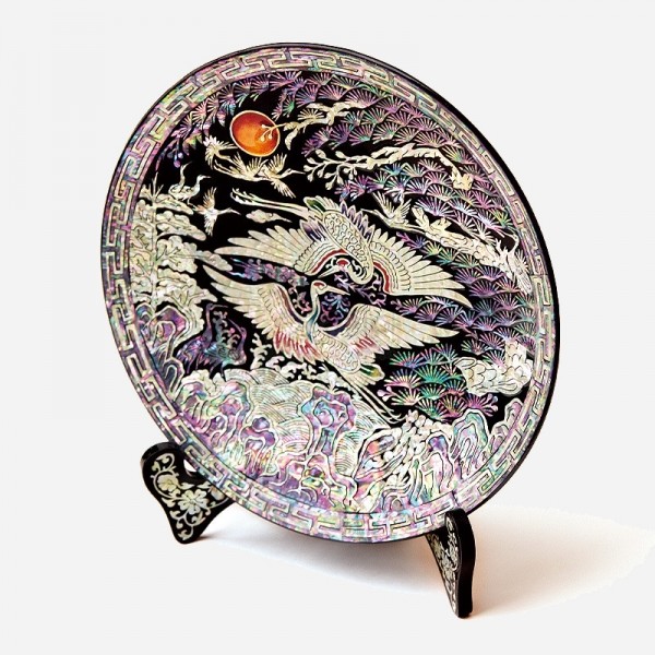 나전칠기 오브제-쟁반 정원속 쌍학 - 자개를 이용하여 소나무와 쌍학의 모습을 담은 소형 나전칠기 원형쟁반 입니다. 고급 받침이 함께 제공됩니다.